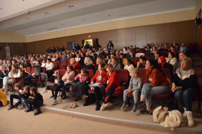 Didim’deki Yabancı Uyruklu Vatandaşlar İhtiyaç Sahibi Okullar İçin Sahneye Çıktı
