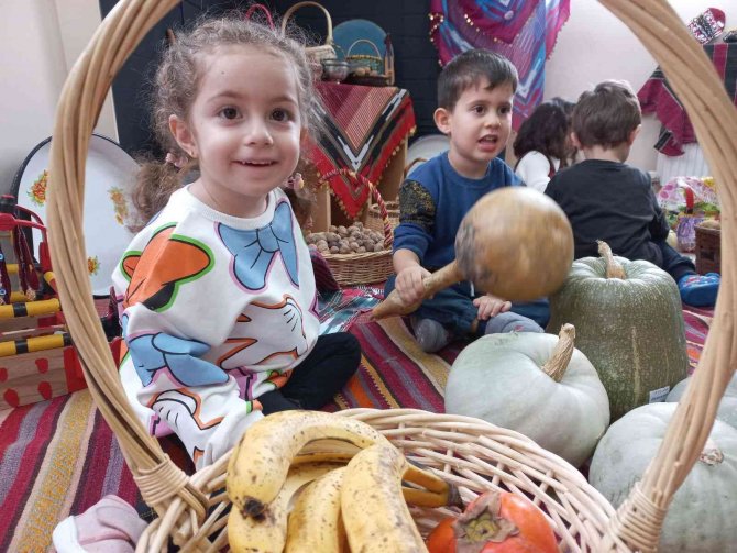 Minik Öğrenciler Yerli Ürünleri Ve Tutumu Öğrendi