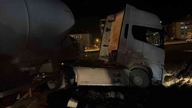 Araçlara Çarpmamak Manevra Yaptı, Kaldırımda Asılı Kaldı