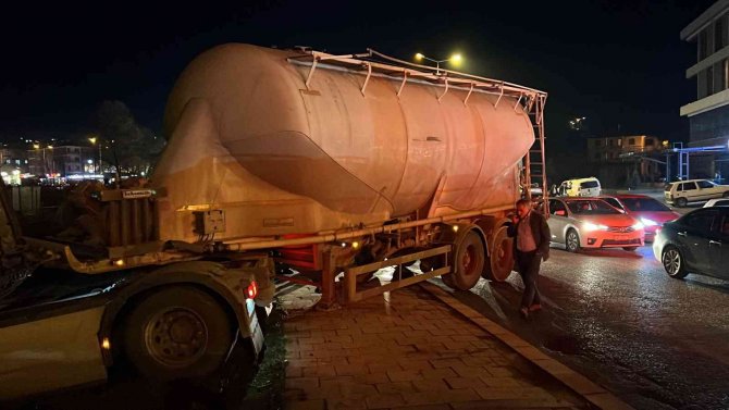 Araçlara Çarpmamak Manevra Yaptı, Kaldırımda Asılı Kaldı