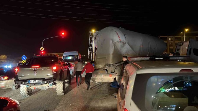 Araçlara Çarpmamak Manevra Yaptı, Kaldırımda Asılı Kaldı