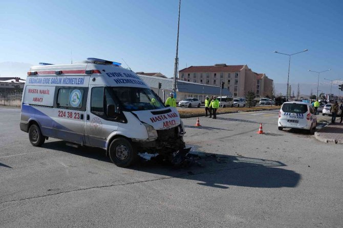 Ambulans İle Evde Sağlık Hizmetleri Aracının Karıştığı Kazada 9 Kişi Yaralandı