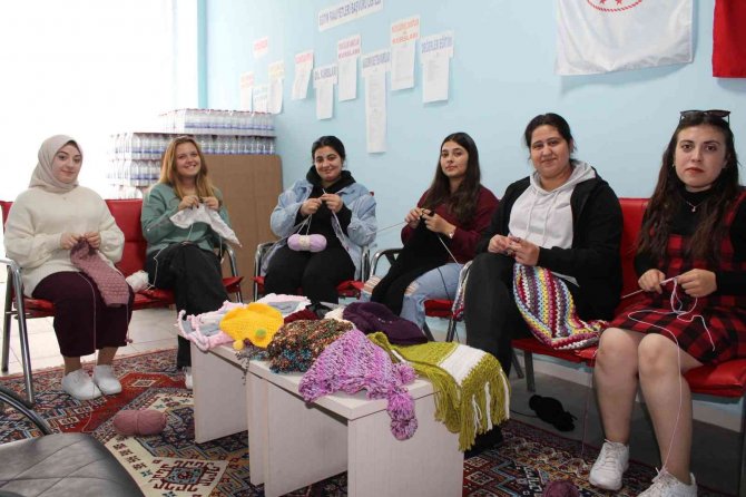 Gönüllü Öğrenciler, Minik Kardeşlerinin Yüreklerini Isıtıyor