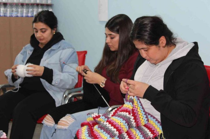 Gönüllü Öğrenciler, Minik Kardeşlerinin Yüreklerini Isıtıyor