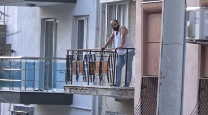 İ̇zmir’de Hareketli Anlar, Bıçakla Karısını Rehin Aldı