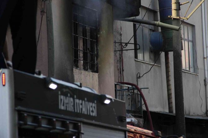 İ̇zmir’de Sünger Atölyesinde Korkutan Yangın