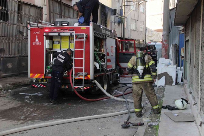 İ̇zmir’de Sünger Atölyesinde Korkutan Yangın