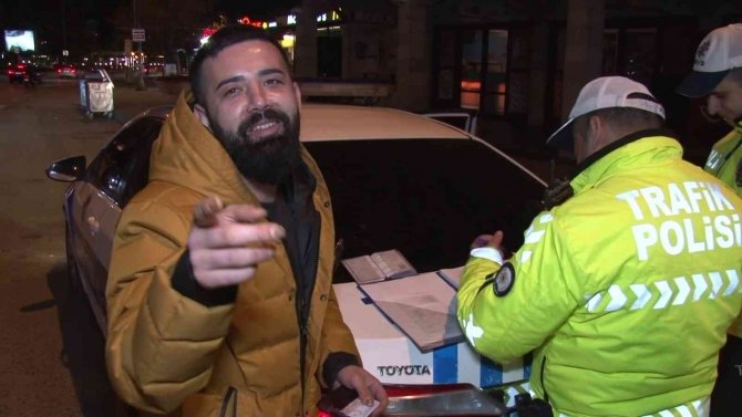 Kadıköy’de Denetime Takılan Vatandaştan İlginç Tepki: “Düzeleceğiz Ağabey Yapacak Bir Şey Yok”