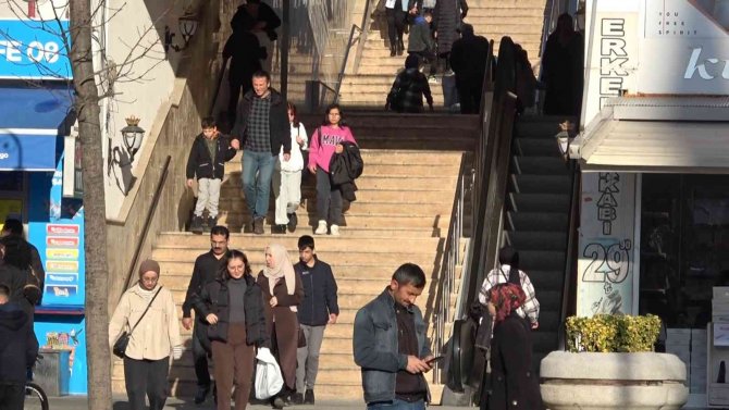 Bolu’da Vatandaşlar Güneşli Havanın Tadını Çıkardı