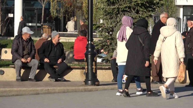 Bolu’da Vatandaşlar Güneşli Havanın Tadını Çıkardı
