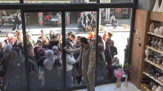 Mağaza Açılışında İzdiham Oluştu, Eşyalar Kırıldı