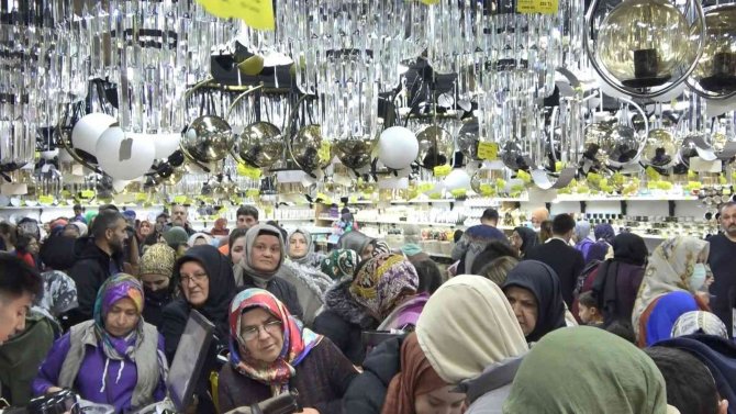 Mağaza Açılışında İzdiham Oluştu, Eşyalar Kırıldı
