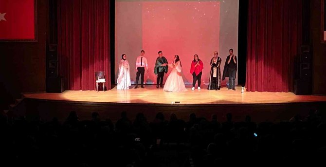 Kütahya’da ’Vazodaki Peri’ Adlı Tiyatro Oyunu Sahnelendi