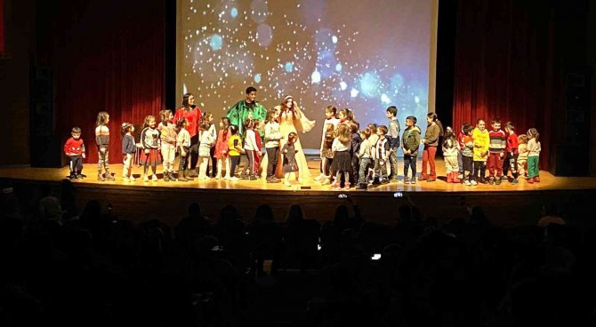 Kütahya’da ’Vazodaki Peri’ Adlı Tiyatro Oyunu Sahnelendi