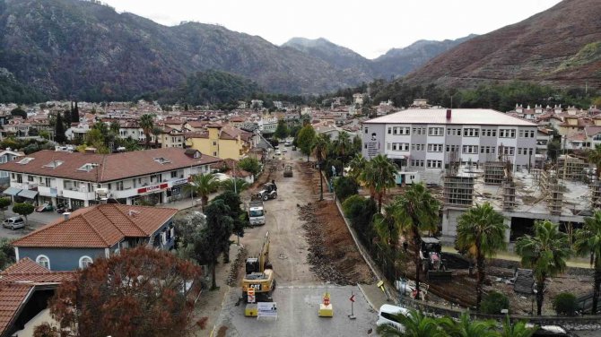 Marmaris’te İ̇çmeler İ̇smet İ̇nönü Caddesi Yenileniyor