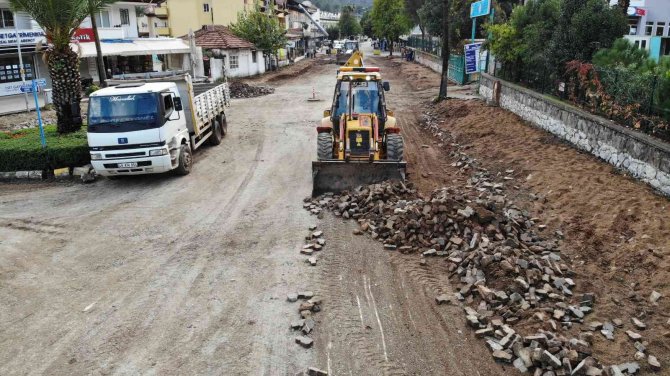 Marmaris’te İ̇çmeler İ̇smet İ̇nönü Caddesi Yenileniyor