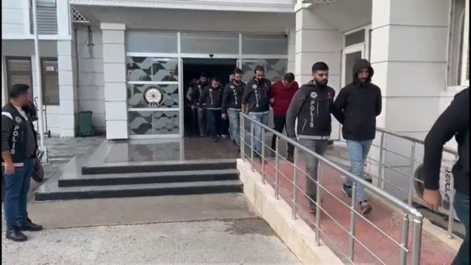 Mersin’de Kökünü Kurutma Operasyonunda 97 Şahıs Tutuklandı