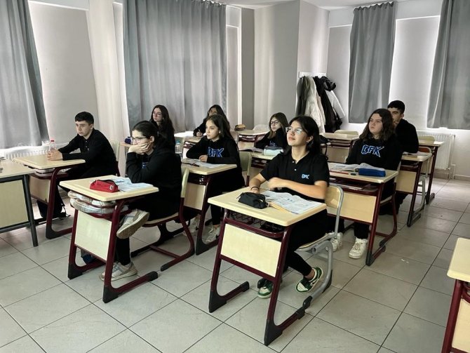 Neslişah Kanada’da Türkiye’nin Minik Elçisi Olmaya Hak Kazandı