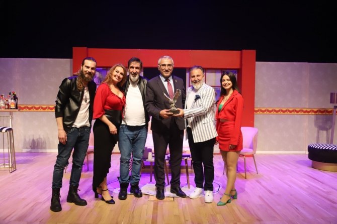 Oyuncu Cem Özer, ‘Çılgın Zamanlar’ Tiyatro Oyunuyla Kartallı İzleyiciler İle Buluştu