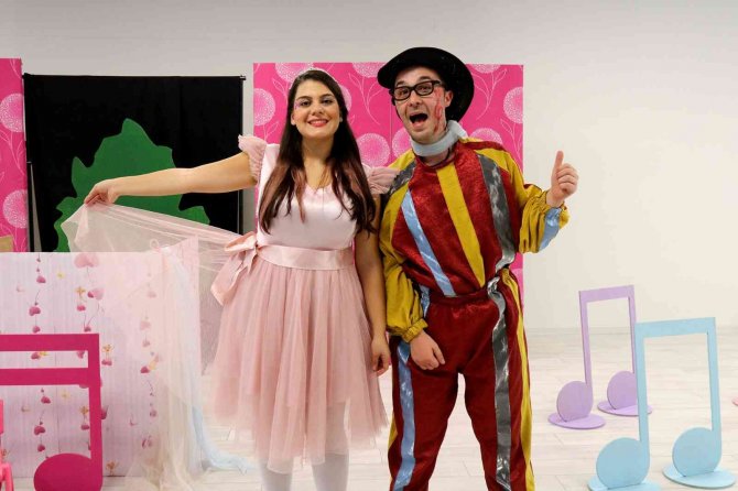 ‘Müziğin Dünyası’ Tiyatro Gösterimi Miniklere Unutulmaz Anlar Yaşattı