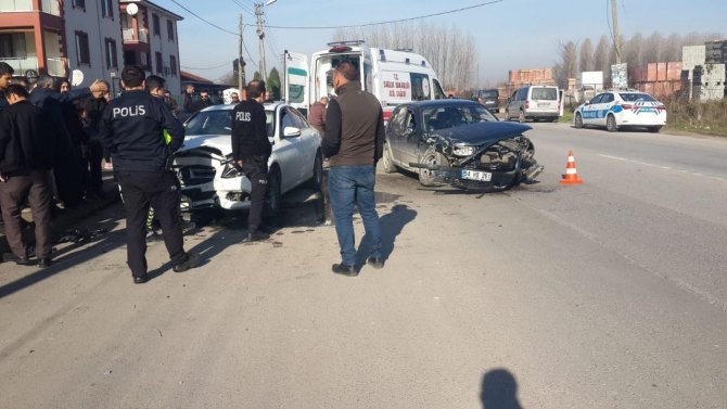 Sakarya’da İki Otomobil Kafa Kafaya Çarpıştı: 1 Yaralı