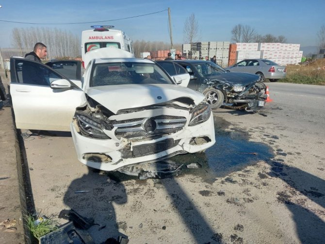 Sakarya’da İki Otomobil Kafa Kafaya Çarpıştı: 1 Yaralı