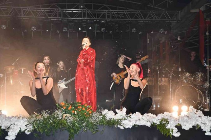 Sanatçı Atiye, Dörtyol’da Açık Hava Konseri Verdi