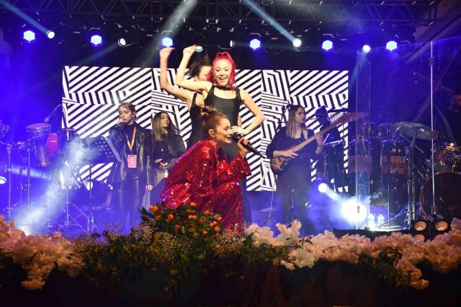 Sanatçı Atiye, Dörtyol’da Açık Hava Konseri Verdi