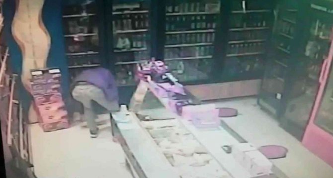 Uyanık Hırsız Güvenlik Kamerasına Takıldı