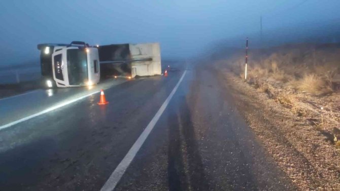 Kamyonun Devrilmesi Sonucu Sürücü Yaralandı