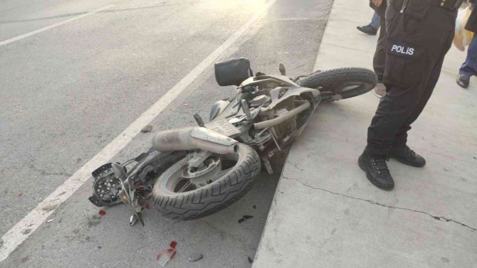 Yolcu Almak İçin Yanaşan Ticari Taksiye Motosiklet Sürücüsü Çarptı: 1 Yaralı