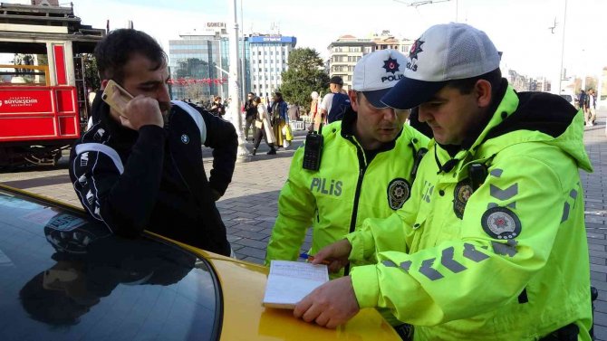 Taksim’de Ruhsatsız Çalışan 12 Taksi Trafikten Men Edildi