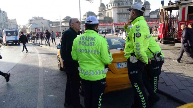 Taksim’de Ruhsatsız Çalışan 12 Taksi Trafikten Men Edildi