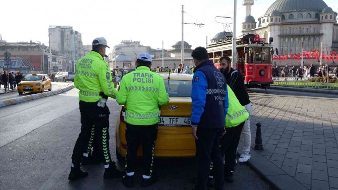 Taksim’de Ruhsatsız Çalışan 12 Taksi Trafikten Men Edildi