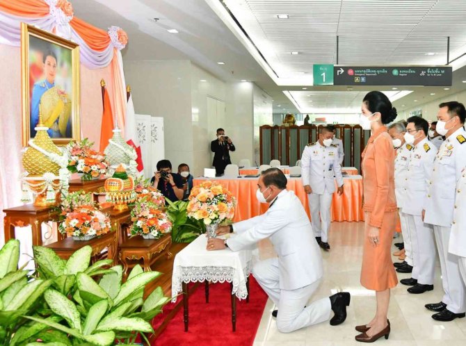 Tayland Kralı Vajiralongkorn Ve Eşi Covid-19’a Yakalandı