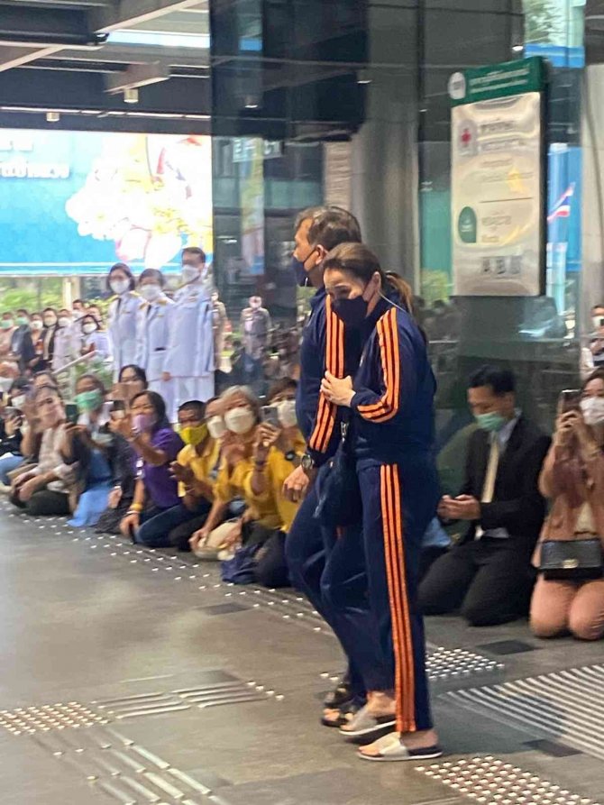 Tayland Kralı Vajiralongkorn Ve Eşi Covid-19’a Yakalandı