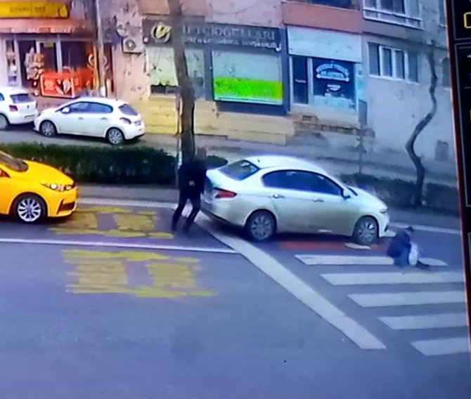Tekirdağ’da Otomobilin Yolun Karşısına Geçmeye Çalışan Kişiye Çarptığı Anlar Kamerada