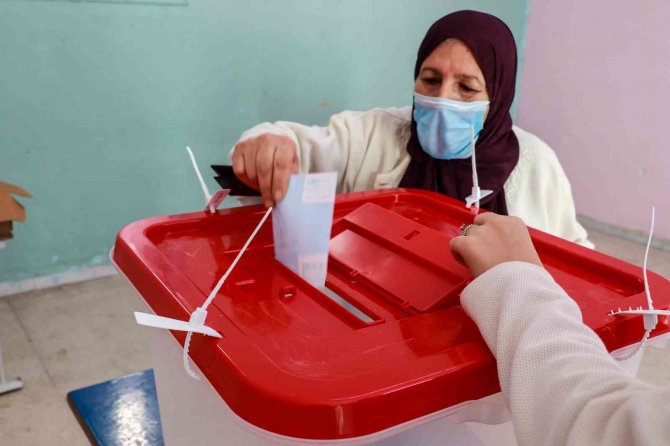 Tunus Halkı Erken Genel Seçimler İçin Sandık Başında