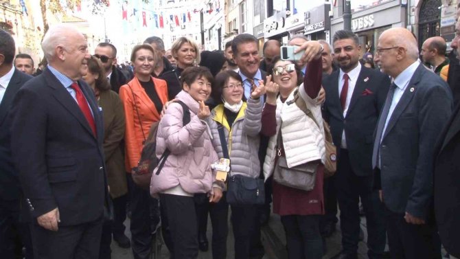 Tdp Genel Başkanı Mustafa Sarıgül’e Taksim’de Yoğun İlgi