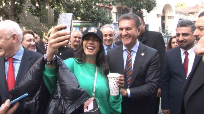 Tdp Genel Başkanı Mustafa Sarıgül’e Taksim’de Yoğun İlgi