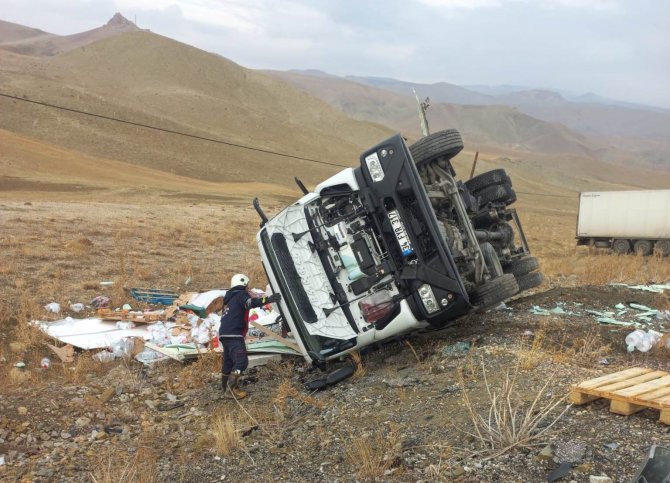 Van’da 2 Tır Kafa Kafaya Çarpıştı: 2 Yaralı