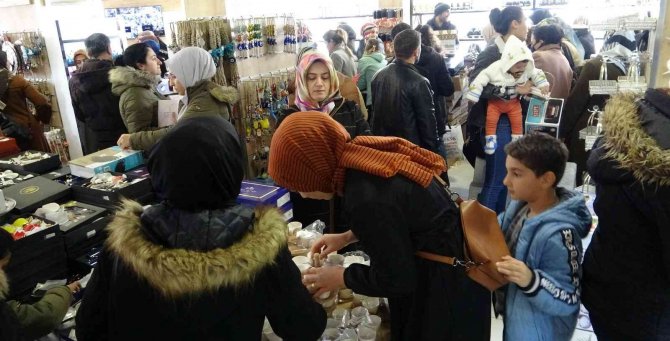 Van’da Bir Avm’de Yapılan İndirim İzdihama Neden Oldu