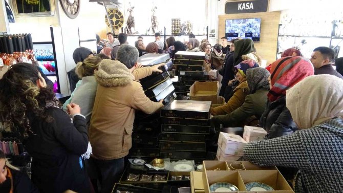 Van’da Bir Avm’de Yapılan İndirim İzdihama Neden Oldu