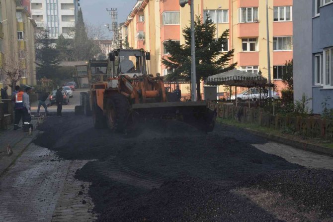 Çaycuma Belediyesi Parke Üzerine Sıcak Asfalt Döktü