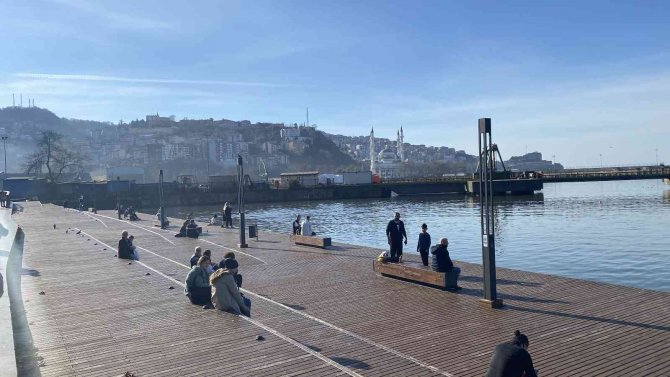 Hava Sıcaklığı 19 Dereceye Buldu, Vatandaş Soluğu Sahilde Aldı