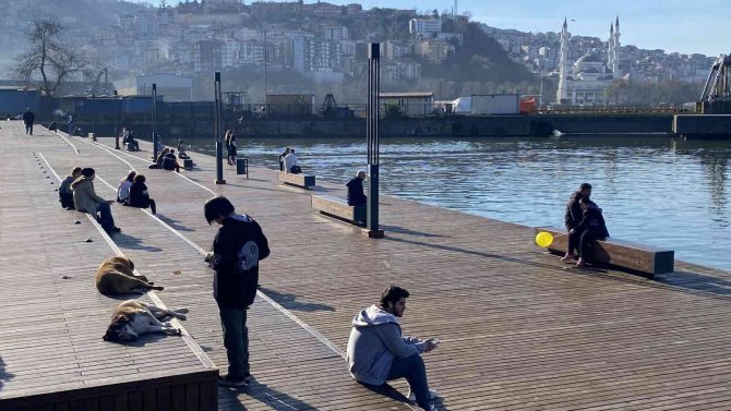 Hava Sıcaklığı 19 Dereceye Buldu, Vatandaş Soluğu Sahilde Aldı