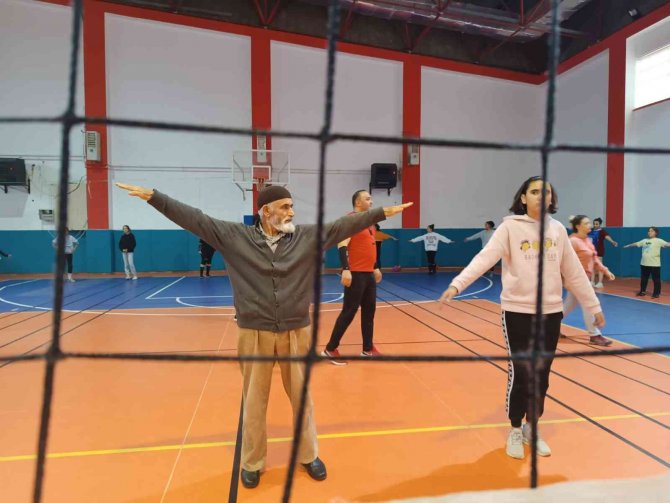 Engelli Torunu İçin 74 Yaşında Sahaya İndi, İzleyenleri Hayran Bıraktı