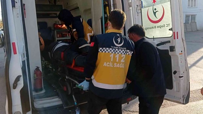 Otomobil Motosikletle Çarpıştı, Yaralı Sürücü Feryat Etti