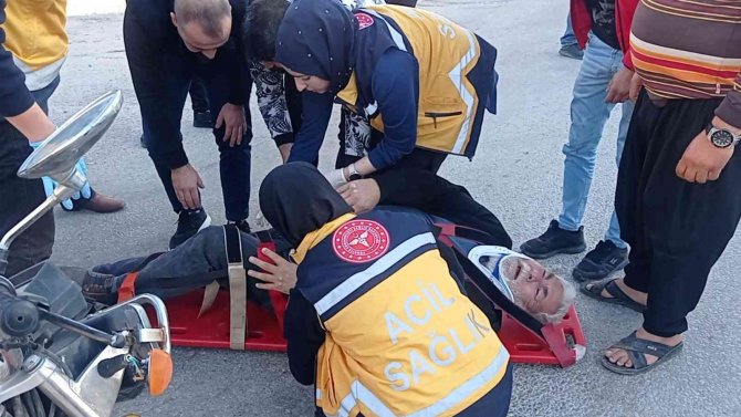 Otomobil Motosikletle Çarpıştı, Yaralı Sürücü Feryat Etti