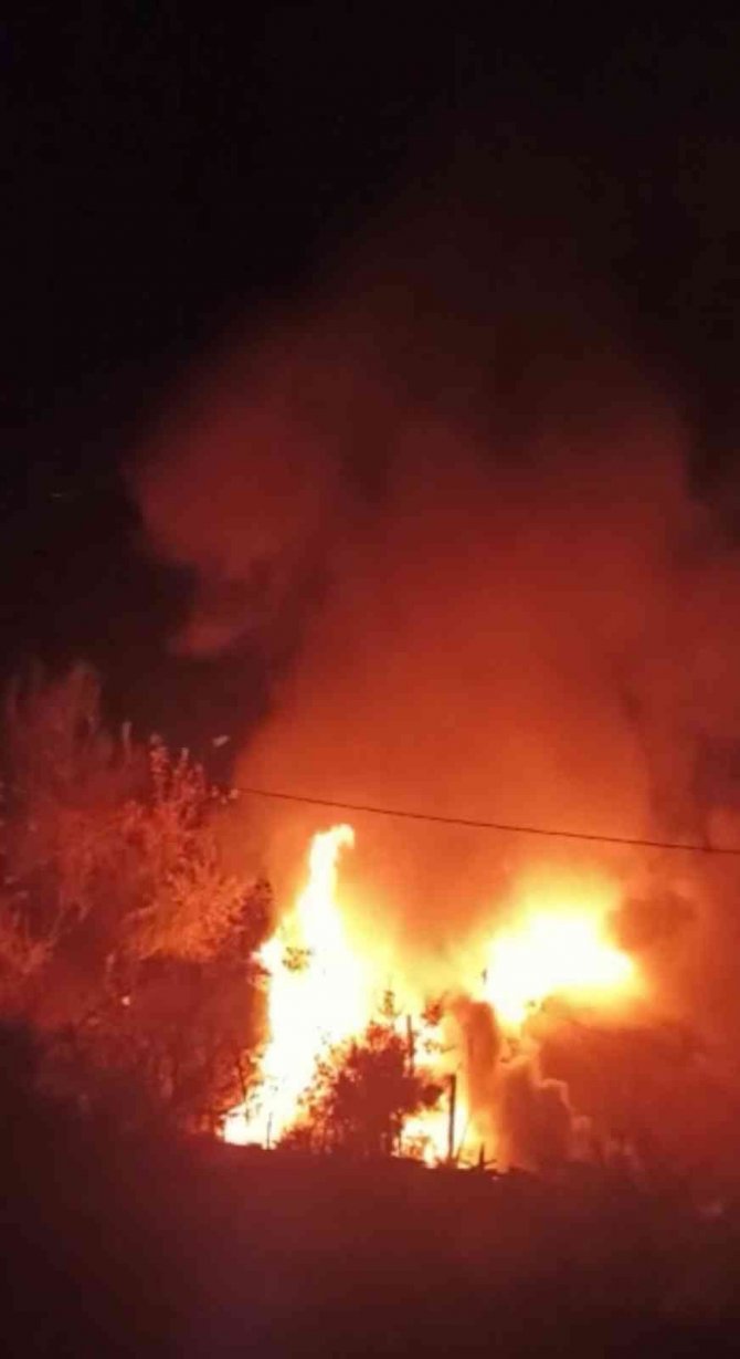 Adana’da Kerpiç Ev Küle Döndü
